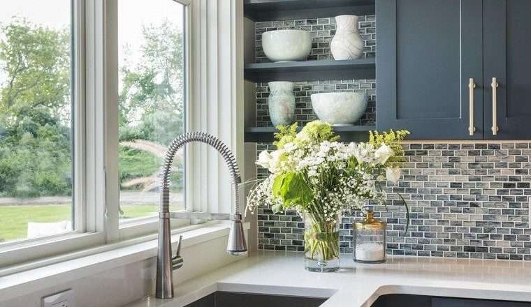 Дизайн кухонь с окном посередине Преимущества и особенности планировки